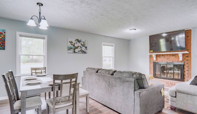 5 Mi to Dtwn: Family-Friendly Fayetteville Home!