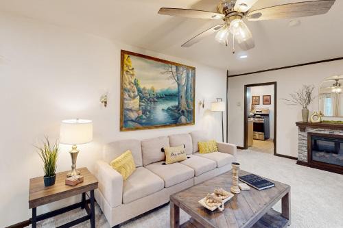 5 Mi to Dtwn Indy! Home with Game Room and Fireplace