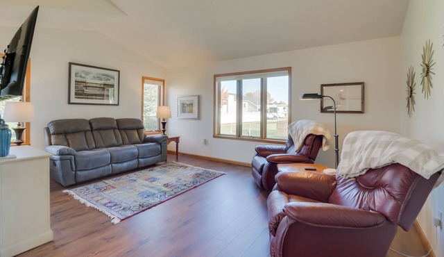 5 Mi to Dtwn: Pet-Friendly 'Wheatland Twin' Home!