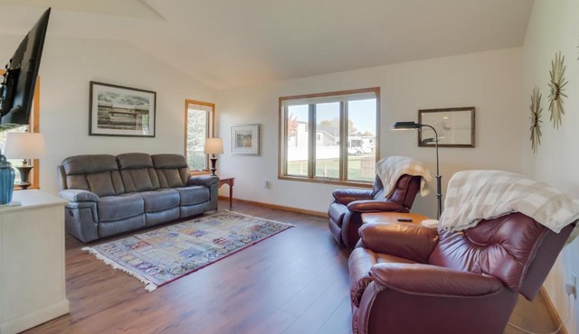 5 Mi to Dtwn Pet-Friendly Wheatland Twin Home!
