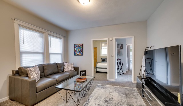 5 Mi to Dtwn: Pittsburgh Apt w/ Balcony