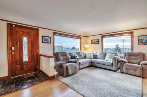 5 Mi to Dtwn Seattle Home with Ocean and City Views