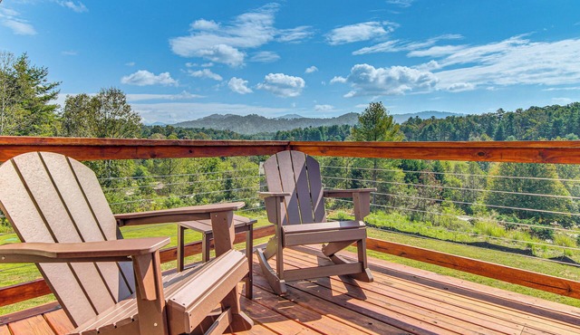 5 Mi to Dtwn, Stunning Views: Weaverville Retreat!
