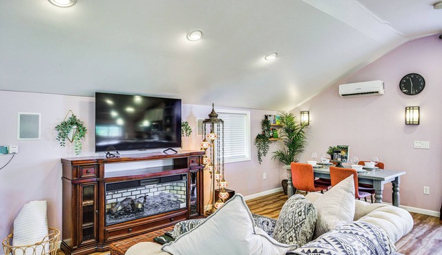 5 Mi to Dtwn Tacoma: Modern Studio Retreat