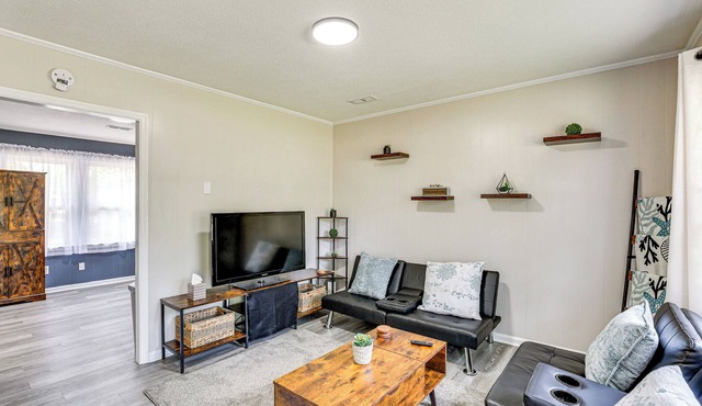 < 5 Mi to Dtwn Walterboro: Grill, Game & More!