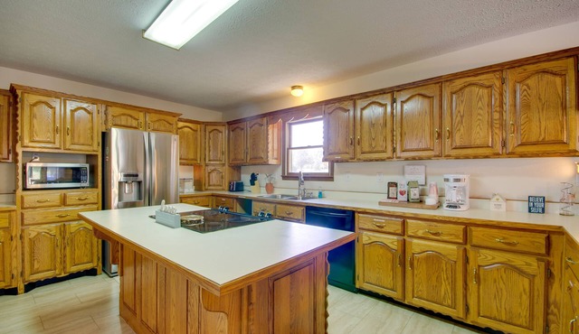 5 Mi to Dtwn Waynesville: 4-Acre Group Getaway!