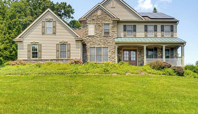 5 Mi to Dtwn York: Spacious Family Home