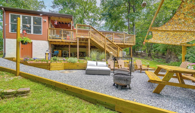 5 Mi to Harpers Ferry NHP: Quiet Home w/Deck