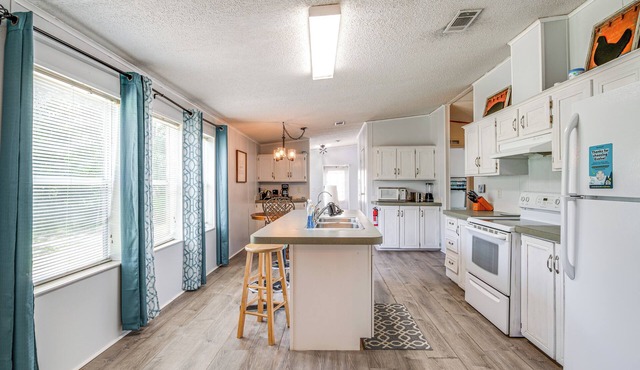 5 Mi to Homosassa Springs Park: Home w/Yard!