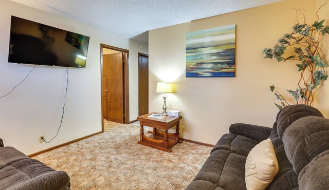 5 Mi to Hutchinson Attractions: Cozy Apt