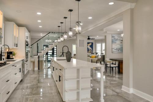 5 Mi to Inner Harbor Expansive Family Getaway