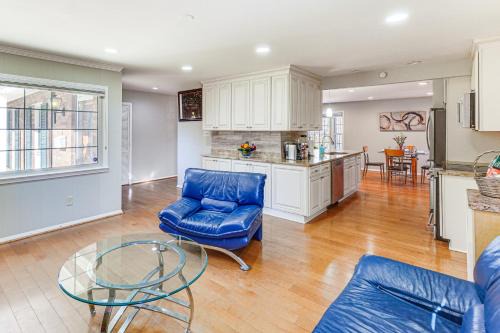 5 Mi to Lake Accotink Park Modern Home with Yard