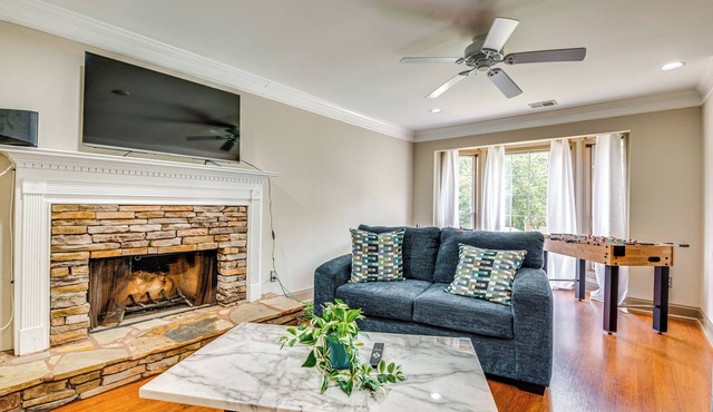 5 Mi to Lake Acworth: Georgia Gem w/Private Patio