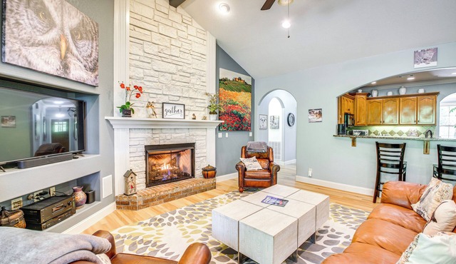 < 5 Mi to Lake Desoto: Grand Hot Springs Home