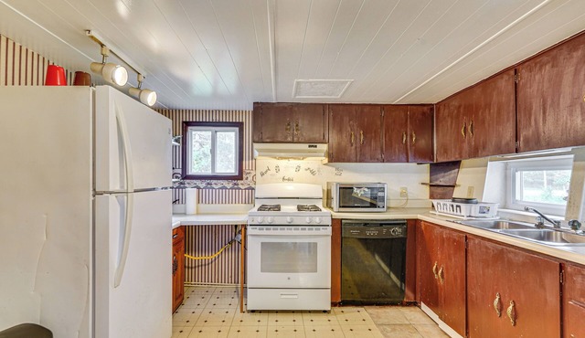 5 Mi to Lake Erie Access: Quiet Cottage w/Yard!