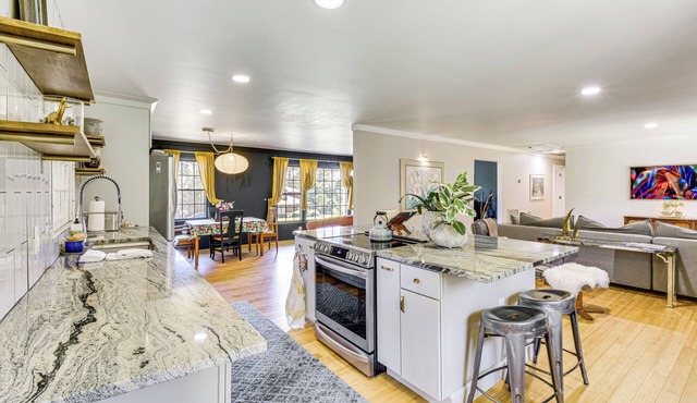 5 Mi to Lake Keowee: Stylish Salem Home w/Yard!