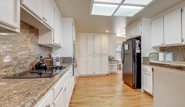 5 Mi to Lake Natoma: Home w/Deck in Orangevale!