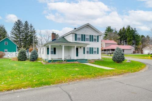 5 Mi to Lake Ontario Mexico Home with Seasonal Pool