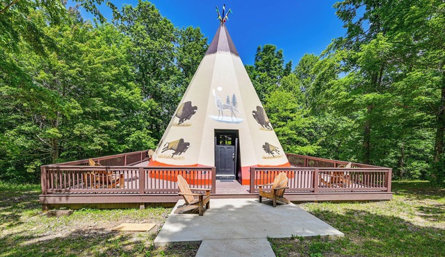 5 Mi to Mammoth Cave NP: Teepee Studio Escape