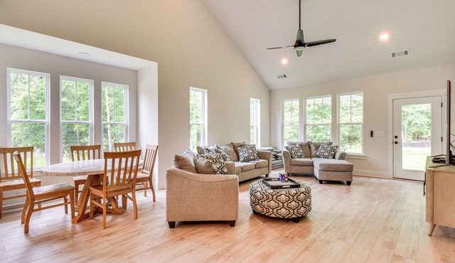 5 Mi to Memorial Stadium & Beach: Modern Townhome