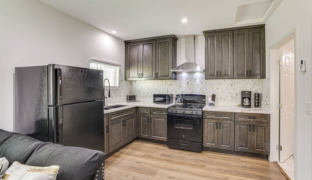 5 Mi to Metrolink: Pet-Friendly Los Angeles Home!