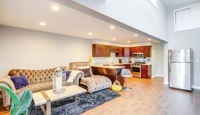 5 Mi to Midway: Walkable Chicago Apartment