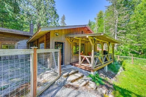 5 Mi to Mt Rainier Natl Park Cozy Cabin with Deck!