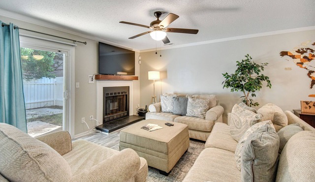 5 Mi to NAS Oceana: Townhome w/Fenced Yard!