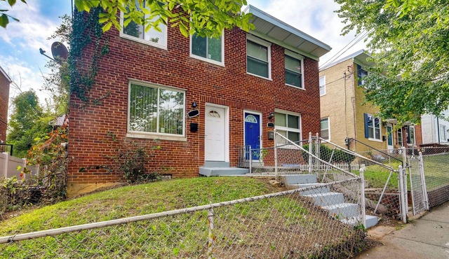 5 Mi to National Mall: DC Townhome!