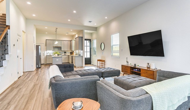 5 Mi to NRG Stadium: Updated Home w/Patio