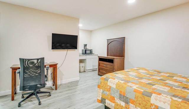 5 Mi to Pine Knob: Pet-Friendly Studio Retreat