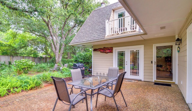 5 Mi to Pensacola Beach: Townhome w/Yard!