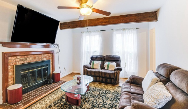 5 Mi to Potomac Mills: Cozy Family Home w/Deck!