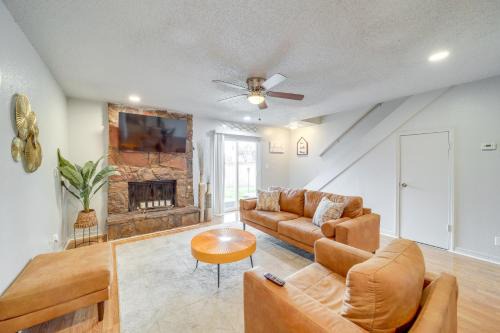 5 Mi to Route 66 Fun! Tulsa Towhome w/Game Room