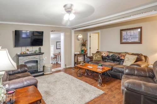 5 Mi to Sardis Lake! Relaxed Stay Near Outdoor Fun
