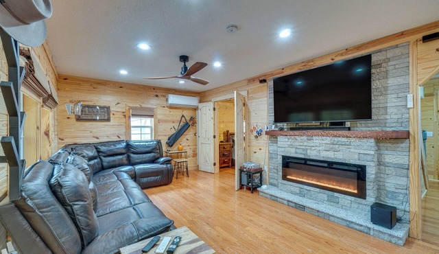 ~ 5 Mi to Scenic Hikes: Oneida Cabin on 5+ Acres