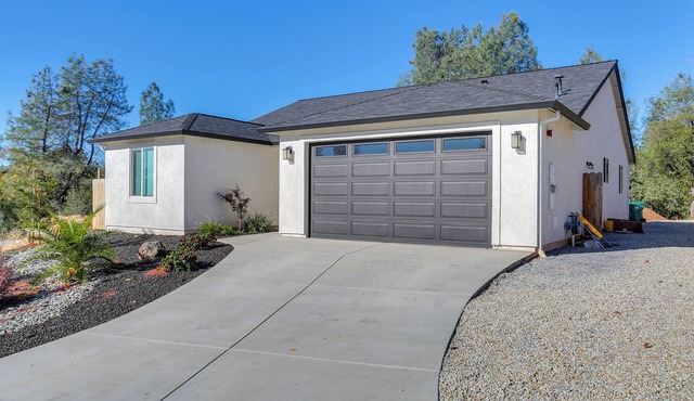 5 Mi to Shasta Lake: Newly Built Home w/Backyard!