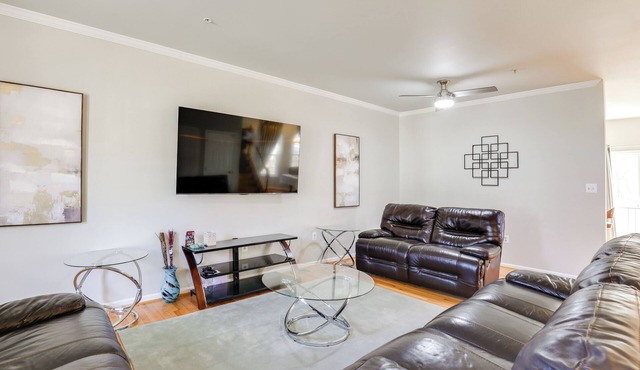 5 Mi to Show Place Arena: Quiet Townhome w/Patio