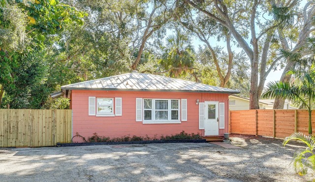 5 Mi to St Pete Beach! Snowbird Home w/Large Yard
