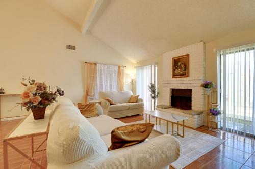 5 Mi to Sugar Land: Houston Area Home w/Yard!