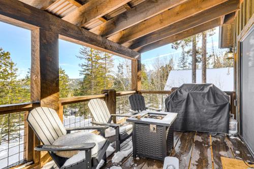 5 Mi to Terry Peak: Spacious Lead Cabin w/Hot Tub