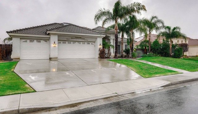 5 Mi to the Marketplace: Roomy Bakersfield Retreat