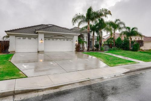 5 Mi to the Marketplace: Roomy Bakersfield Retreat