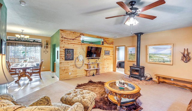 5 Mi to Town: Mtn-View Gem w/Deck in Hot Springs