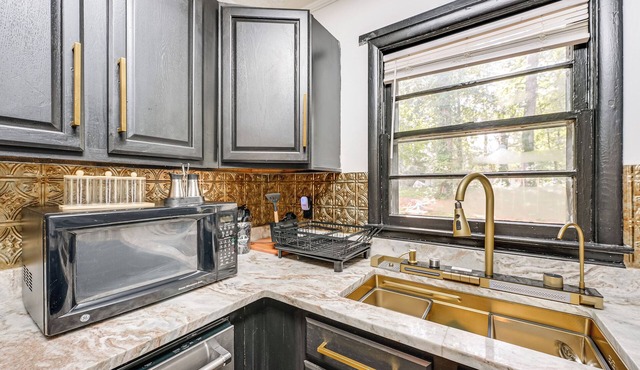 5 Mi to Town: Pet-friendly Retreat in Marietta!