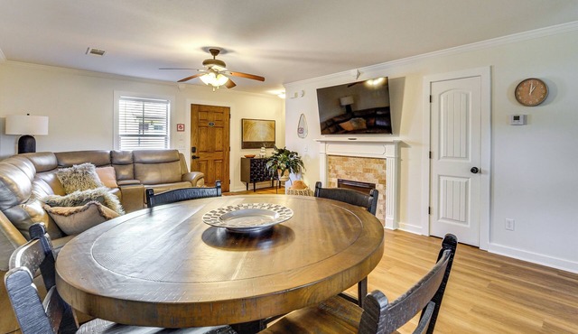 5 Mi to Univ of Arkansas: Cozy Townhome w/Deck
