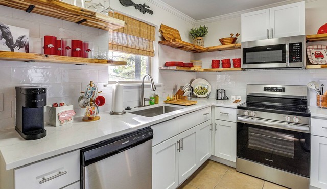 5 Mi to Univ of Arkansas: Cozy Townhome w/Deck