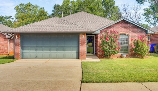 5 Mi to University of Oklahoma: Home w/Patio!