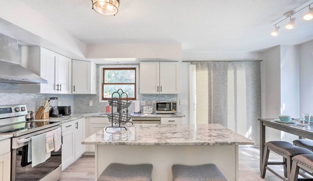 5 Mi to UT: Quiet Toledo Duplex Near Parks!