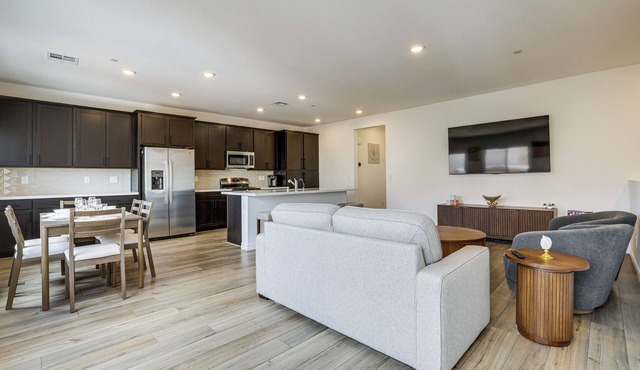 5 Mi to Water Street District! Modern Townhome